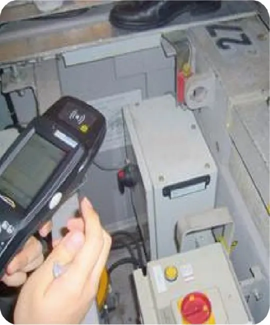 Etichette UHF OEM Adesivo per etichette in vetro chiave Carta in PVC Etichette per veicoli RFID UHF Etichetta per auto con microchip per parabrezza